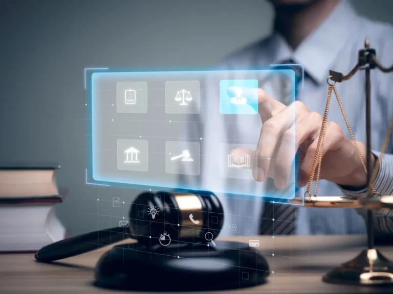 Imagem de um profissional jurídico interagindo com uma interface digital holográfica, representando ícones de serviços legais, como justiça, advocacia e legislação. Na mesa, há um martelo de juiz, livros de direito e uma balança, simbolizando a modernização e a tecnologia no setor jurídico.