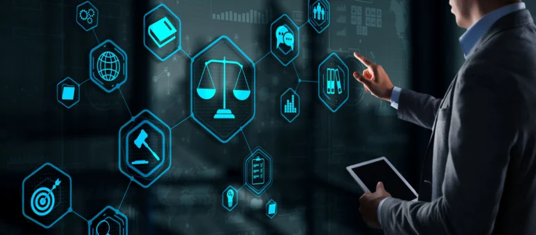 Homem de negócios utilizando tablet e interagindo com ícones digitais de direito e justiça em ambiente tecnológico futurista.