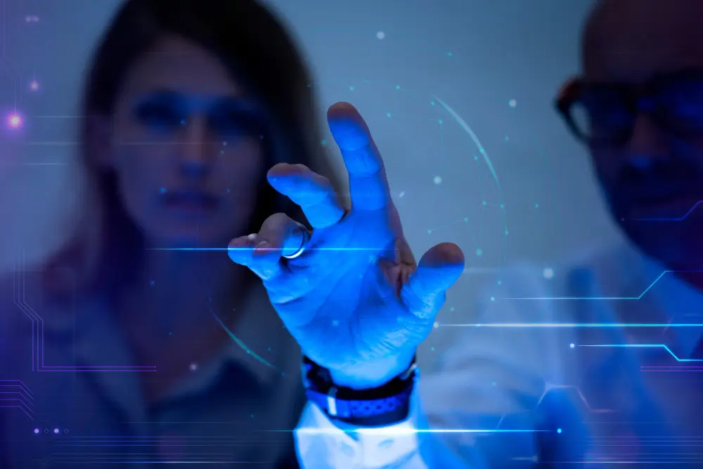 Mão de pessoa tocando uma tela virtual futurista com elementos digitais em destaque, simbolizando inovação e tecnologia.